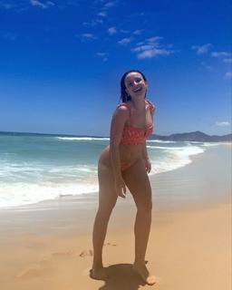Larissa Manoela feet photo thumbnail