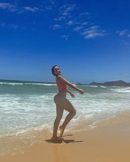Larissa Manoela feet photo thumbnail