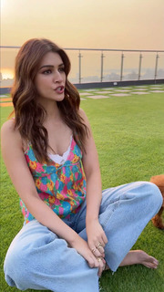 Kriti Sanon feet photo thumbnail