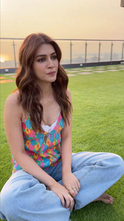 Kriti Sanon feet photo thumbnail