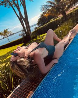 Flávia Alessandra feet photo thumbnail