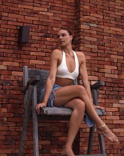 Isis Valverde feet photo thumbnail