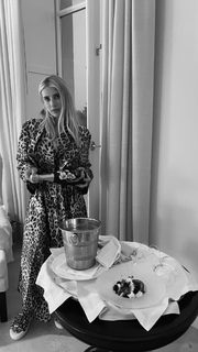 Emma Roberts feet photo thumbnail