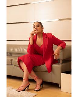 Huma Qureshi feet photo thumbnail