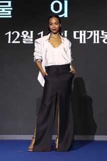 Zoe Saldana feet photo thumbnail