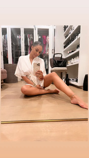 Tia Mowry feet photo thumbnail