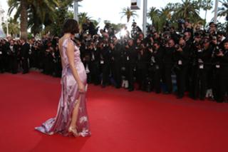 Milla Jovovich feet photo thumbnail