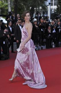 Milla Jovovich feet photo thumbnail