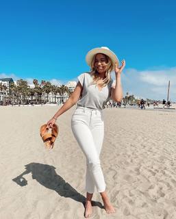 Katrina Bowden feet photo thumbnail