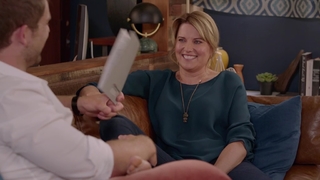 Lucy Lawless feet photo thumbnail