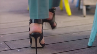 Lucy Lawless feet photo thumbnail