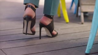 Lucy Lawless feet photo thumbnail