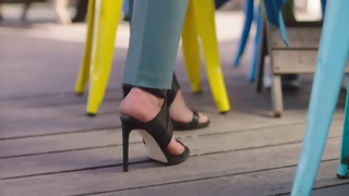 Lucy Lawless feet photo thumbnail