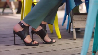 Lucy Lawless feet photo thumbnail