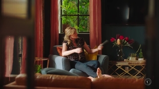 Lucy Lawless feet photo thumbnail