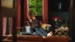 Lucy Lawless feet photo thumbnail