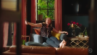 Lucy Lawless feet photo thumbnail