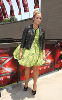Demi Lovato feet photo thumbnail