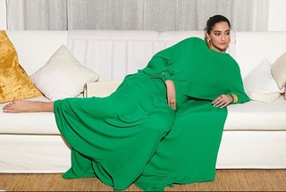 Sonam Kapoor feet photo thumbnail