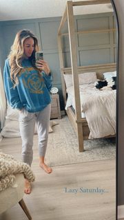 Chelsea Green feet photo thumbnail