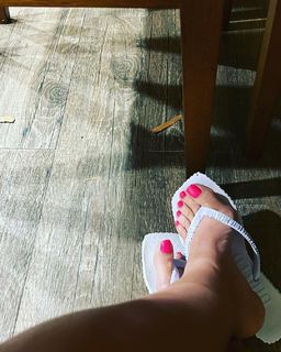 Karin Klemp feet photo thumbnail