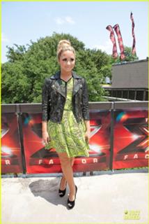 Demi Lovato feet photo thumbnail