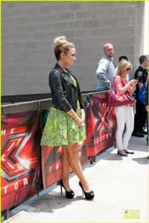 Demi Lovato feet photo thumbnail