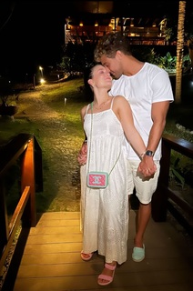 Larissa Manoela feet photo thumbnail