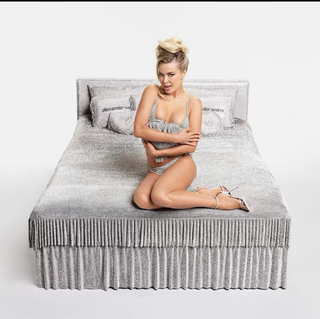 Carmen Electra feet photo thumbnail
