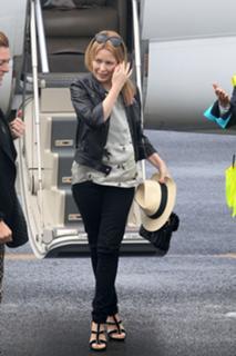 Kylie Minogue feet photo thumbnail