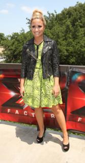 Demi Lovato feet photo thumbnail