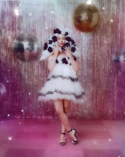 Kylie Minogue feet photo thumbnail