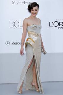 Milla Jovovich feet photo thumbnail