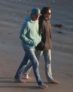 Cindy Crawford feet photo thumbnail