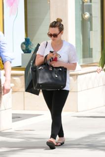 Hilary Duff feet photo thumbnail
