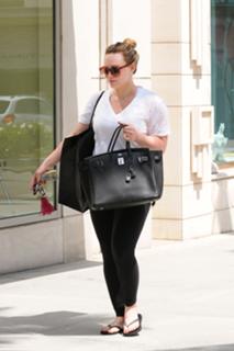 Hilary Duff feet photo thumbnail