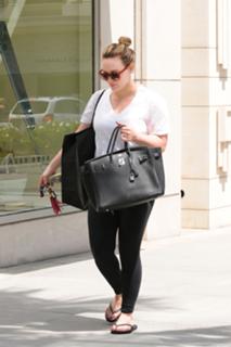 Hilary Duff feet photo thumbnail