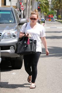 Hilary Duff feet photo thumbnail