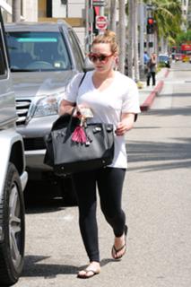 Hilary Duff feet photo thumbnail