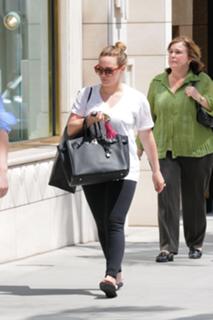 Hilary Duff feet photo thumbnail