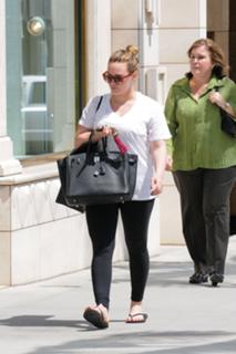 Hilary Duff feet photo thumbnail