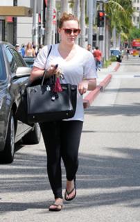 Hilary Duff feet photo thumbnail