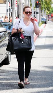 Hilary Duff feet photo thumbnail