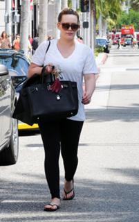 Hilary Duff feet photo thumbnail