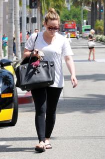 Hilary Duff feet photo thumbnail
