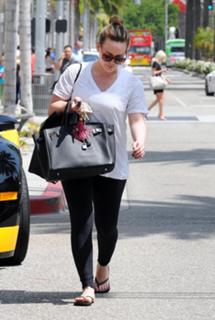 Hilary Duff feet photo thumbnail