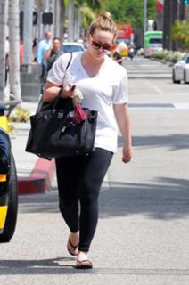 Hilary Duff feet photo thumbnail