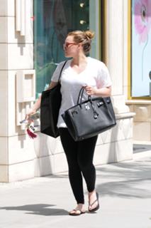 Hilary Duff feet photo thumbnail