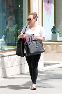 Hilary Duff feet photo thumbnail