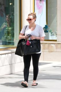 Hilary Duff feet photo thumbnail